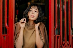 Nhà văn xinh đẹp Linh Lê gây tò mò khi ra teaser sách về nghề kỹ nữ