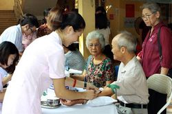 Chăm sóc người cao tuổi còn nhiều khoảng trống