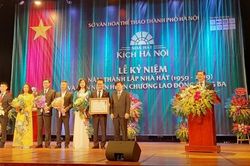Nhà hát kịch Hà Nội nhận Huân chương lao động hạng ba trong 'sinh nhật' tuổi 60