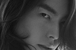 Ngây ngất trước suối tóc của Kim Woo Bin trong loạt ảnh trở lại sau điều trị ung thư