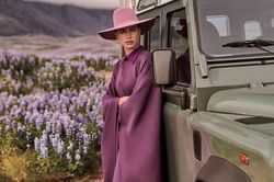 Irina Shayk đẹp như mỹ nữ trong tranh ở hòn đảo Iceland