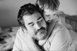 Ngày mai bố hãy về nhà sớm, con xin bố, con muốn được ăn tối cùng với bố....