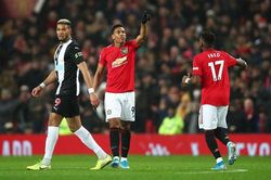M.U 4-1 Newcastle: Ngày lễ tặng quà hoàn hảo