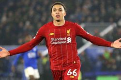 Van Dijk và Alexander-Arnold được dân mạng ca ngợi sau hành động đẹp ở Leicester