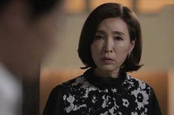 Gần trưa dâu mới vẫn chưa dậy ăn sáng, mẹ chồng lên phòng gọi thì la thất thanh