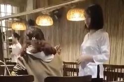 Nữ thực khách đòi đuổi việc nhân viên nhà hàng vì đĩa rau có hành