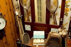 Bi hài bố mẹ già muốn lưu giữ kỷ vật cũ, con thích sắm đồ hiện đại