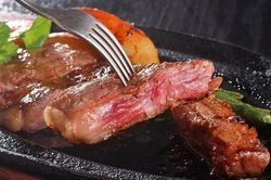 Người ăn chay nhăn mặt khi thử các món thịt