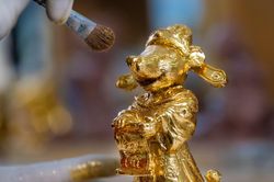 Chuột dát vàng thủ công tiền triệu đón Tết Canh Tý