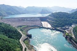 Mực nước hồ Hòa Bình xuống thấp kỷ lục, cấp nước sạch sông Đà có khả năng bị ảnh hưởng