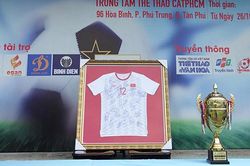 Tăng Thanh Hà dùng 1 tỷ mua lại vật phẩm của thầy trò HLV Park Hang Seo
