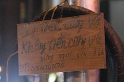 Ấm lòng người vá xe tử tế giữa lòng thành phố