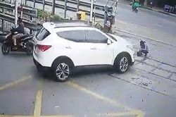 CLIP thời khắc nữ nhân viên đường sắt bị ô tô tông khi đang làm việc