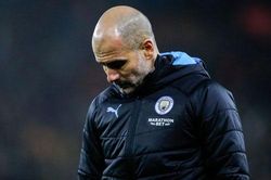 Pep Guardiola 'tung cờ trắng' trong cuộc đua vô địch với Liverpool