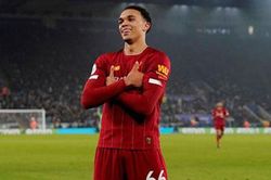 Alexander-Arnold copy pha ăn mừng và kêu gọi Mbappe tới Liverpool