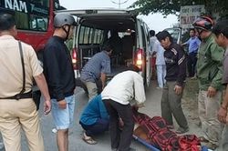 Leo qua dải phân cách, một phụ nữ bị xe máy tông tử vong