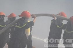 Đưa lực lượng PCCC chuyên nghiệp dập đám cháy ở bãi rác Cam Ly