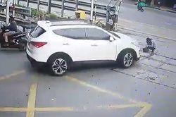 Nữ nhân viên gác chắn bị ô tô đâm khi đang vệ sinh đường ray