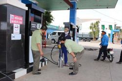 Bán hơn 2.000 lít xăng kém chất lượng, bị phạt hơn 162 triệu đồng