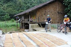 Phja Thắp làm du lịch gắn với nghề truyền thống