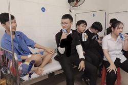 Chết cười cách hội bạn thân thăm bệnh: uống sữa, mở tiệc mặc người ốm