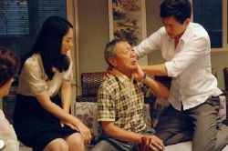 Chồng ngang nhiên tát vợ, nào ngờ nhận lại ngay 'combo' bạt tai từ bố vợ cùng lời tuyên bố: 'Còn đánh nữa xác định ăn cơm viện'