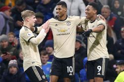 'Song sát' Martial và Rashford tỏa sáng giúp M.U vào top 5