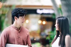 Hậu trăng mật, vợ chồng sững người khi thấy mẹ chồng hành động lạ