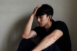 Mới trong kỳ tân hôn mà vợ luôn tỏ ra lãnh cảm, tôi băn khoăn khó hiểu cho tới khi xem được đoạn video từ 3 năm trước trong điện thoại của vợ thì ngã ngửa
