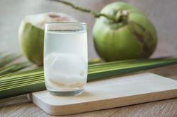 Uống nước dừa có tốt khi cho chị em đau bụng kinh?