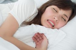 Tại sao nhiều người nghiến răng khi ngủ?