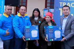 Tình người ấm áp trong buổi lễ Điện Máy Xanh trao 10.000 nồi cơm điện cho người nghèo dịp Tết