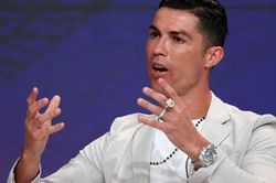 Sốc với độ chịu chơi của Ronaldo: Đeo 19 tỷ đồng trang sức trên một tay