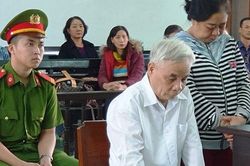 Cựu chánh án Phú Yên tham ô gục đầu nghe tòa tuyên phạt