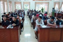 Hàng chục người phê ma túy ở TP.HCM mang hung khí kéo về Bến Tre đòi nợ