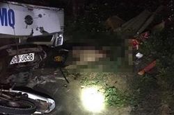 Xe tải tông 2 xe máy khiến 4 người thương vong