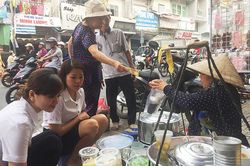 Cuộc đời người đàn bà 30 năm gánh tàu hủ đi khắp Sài Gòn
