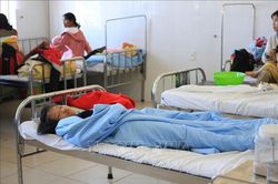 Hàng chục trẻ em nhập viện sau khi ăn quà từ thiện