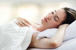 Bạn có biết nằm ngủ sai tư thế cũng khiến da mặt ngày càng đầy mụn và xấu đi