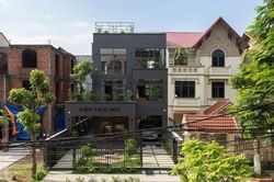 Ngỡ ngàng nhà phố phủ đá xám vẫn đẹp long lanh