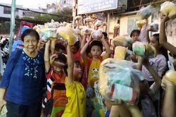 Chùa Long Bửu, Phật tử Diệu Liên bàn giao cầu, tặng quà