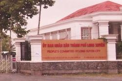 Kỷ luật 4 cán bộ, trong đó 2 người có quan hệ không trong sáng