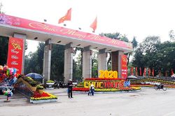 Hà Nội treo 2.000 băng rôn, trang trí đường phố đón Tết 2020