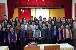 Đoàn công tác Cục nghiệp vụ Bộ Công an tặng quà gia đình chính sách huyện Thạch Thất