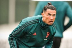 Ronaldo gây chú ý với kiểu tóc búi ngược