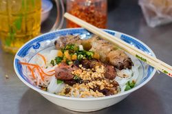 Báo nước ngoài gợi ý món ăn đường phố phải thử ở Việt Nam