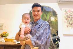 Bùi Tiến Dũng bối rối vì bị cháu trai ăn vạ trong buổi tụ tập cuối năm