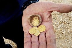 Phát hiện tiền vàng 1.200 năm tuổi trong bình đất sét đã vỡ