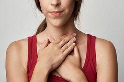 Dấu hiệu cảnh báo sớm ung thư vòm họng, đừng bỏ qua kẻo 'hết cơ hội'