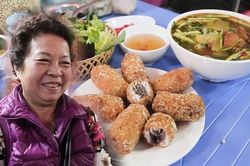 Bún cá ngõ hẻm: không có chỗ ngồi, khách vẫn nườm nượp đến